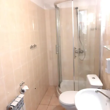 ŁÓDZKI DOM TURYSTYCZNY ŁÓDŹ Helenówek-fajne pokoje z łazienkami Łódź