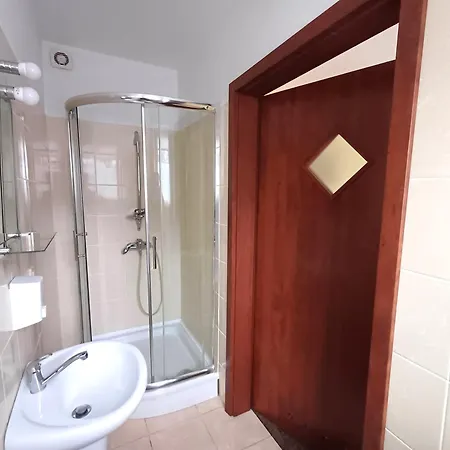 Quarto em Acomodações Particulares łódzki Dom Turystyczny Helenówek-fajne Z łazienkami *