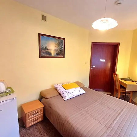 łódzki Dom Turystyczny Helenówek-fajne Z łazienkami Quarto em Acomodações Particulares *