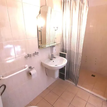 ŁÓDZKI DOM TURYSTYCZNY ŁÓDŹ Helenówek-fajne pokoje z łazienkami Kwatera prywatna *